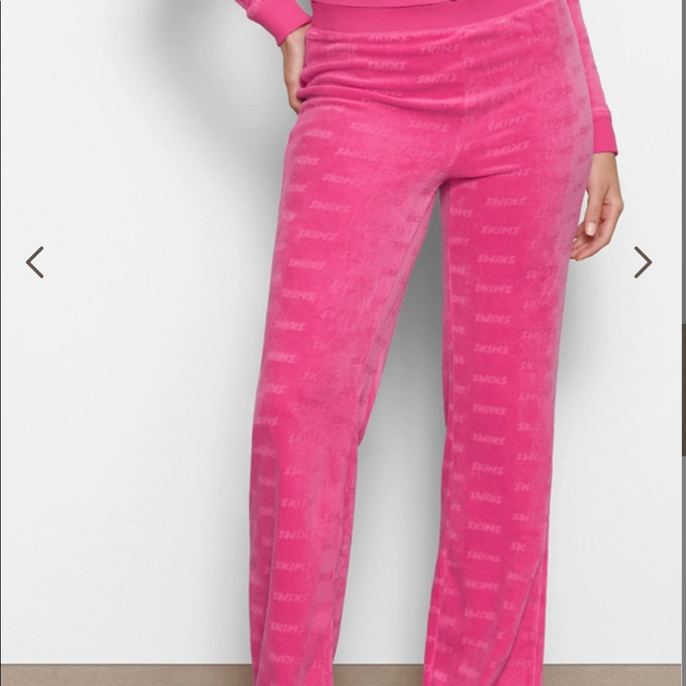SKIMS logo velour pant